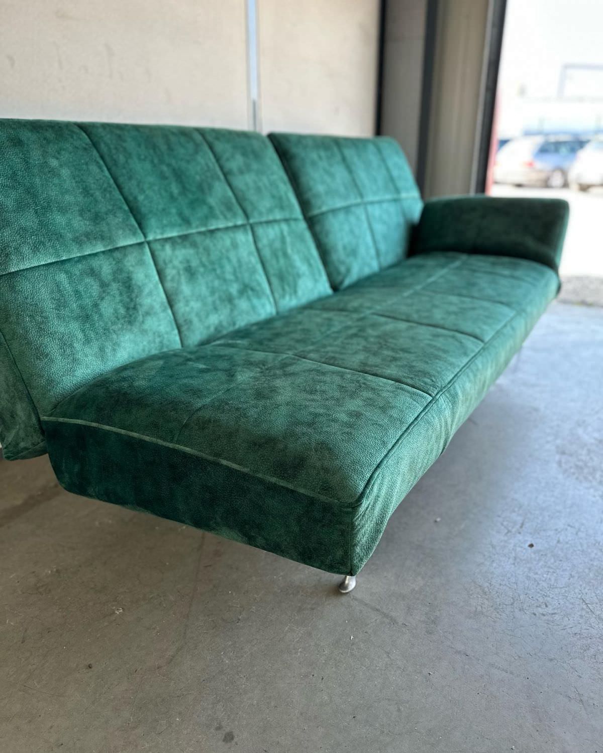 Recouvrement d'un canapé en velours