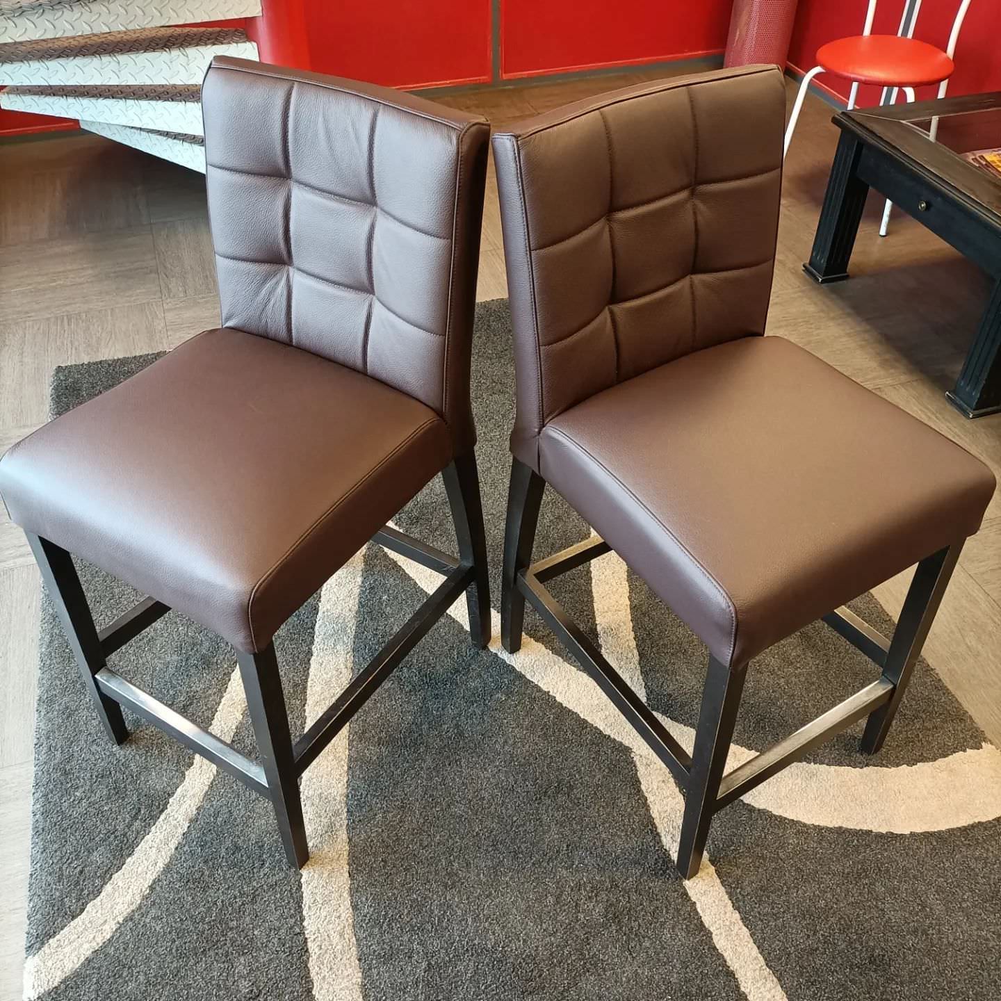 Restauration de tabourets en simili cuir