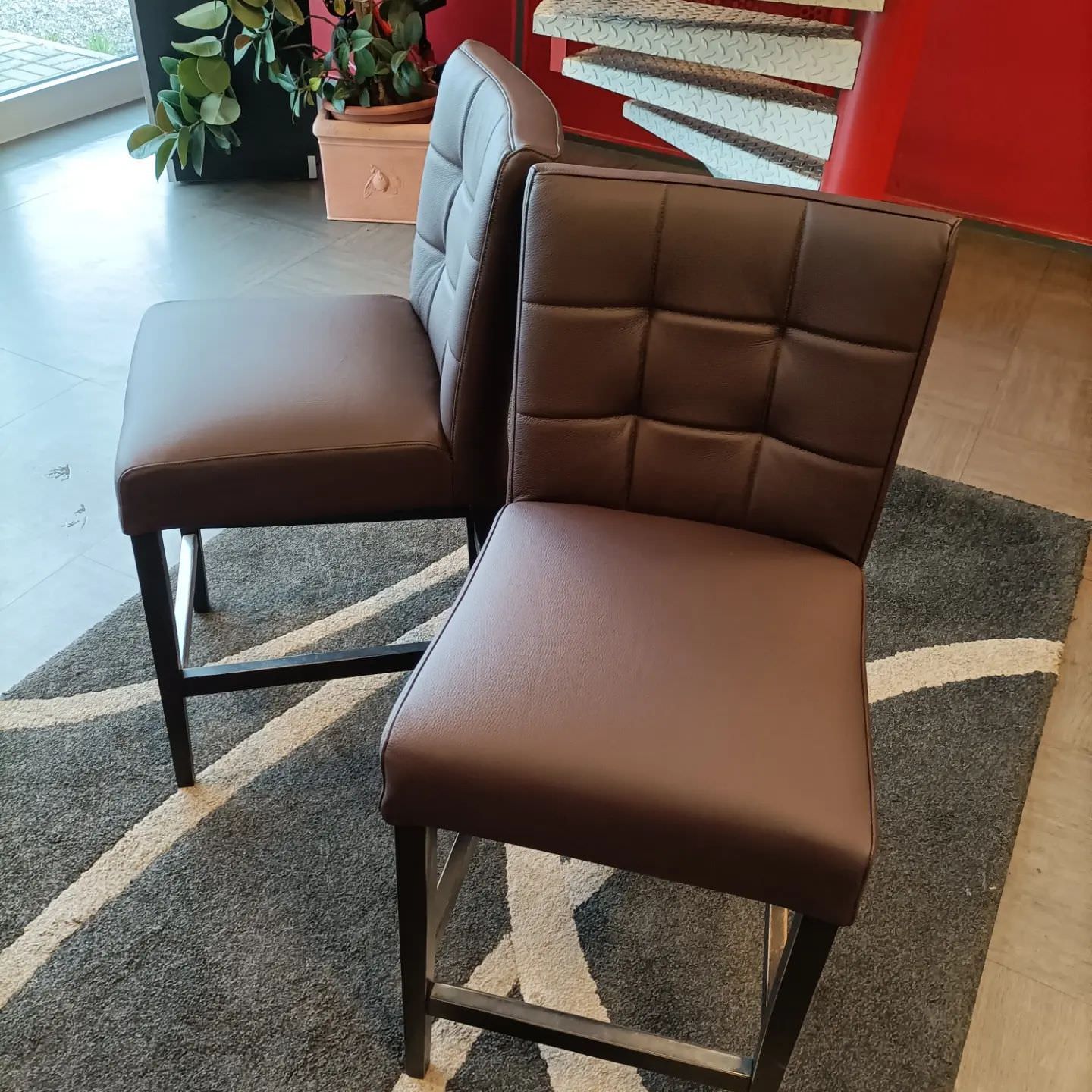 Restauration de tabourets en simili cuir