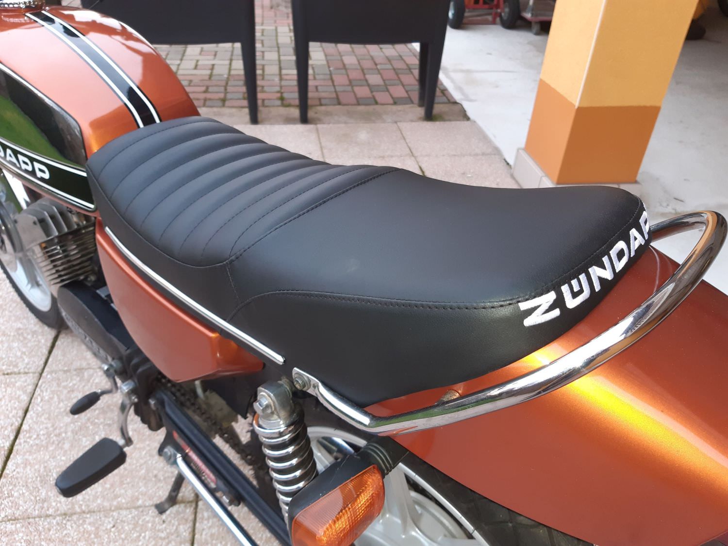 Sculpture de l'assise d'une moto