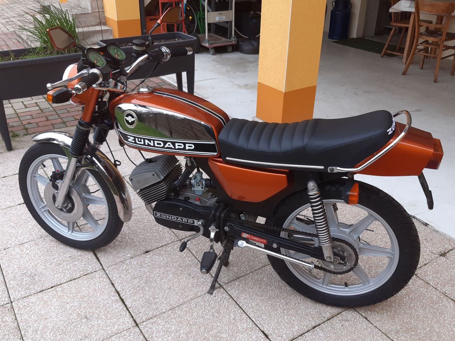 Sculpture de l'assise d'une moto