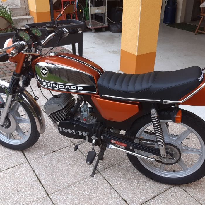 Sculpture de l'assise d'une moto